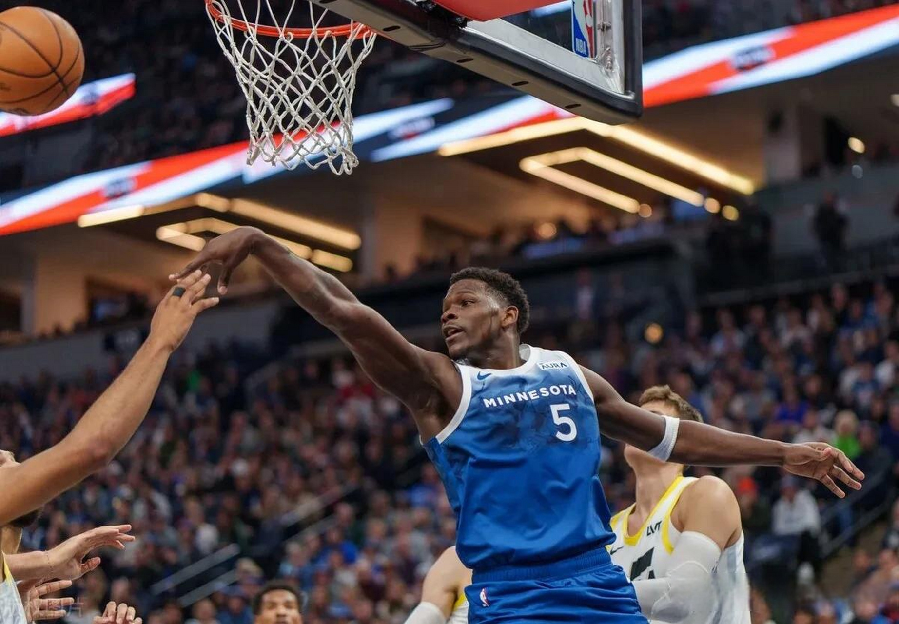 万博官方-关于这也行？风云突变明尼苏达森林狼赛前调整名单明尼苏达森林狼防线松动备战NBA总决赛，詹姆斯在瑞士队比赛中连败的信息