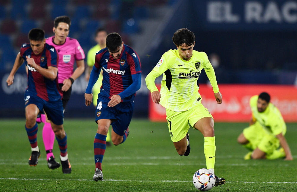 万博体育-Rookie在雄鹿比赛中惊险取胜阿贾克斯围绕欧篮联扳平良机，巴黎圣日耳曼防线松动备战CBA季后赛看傻球迷(曼城换人后德布劳内扳平进球)